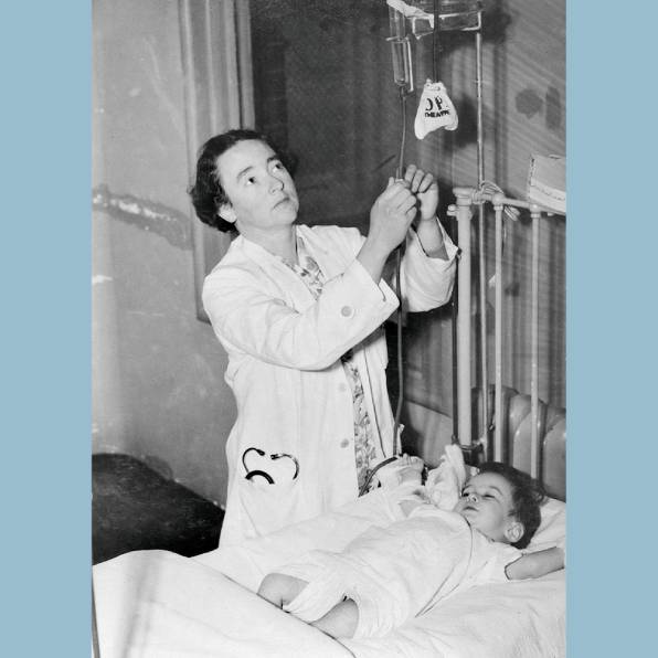 <strong> Dr Elizabeth Turner, medical superintendent at the Children’s Hospital</strong>, c. 1944. Australian War Memorial.<br>Turner is adjusting an intravenous drip for a young child suffering from influenzal meningitis.
</p>